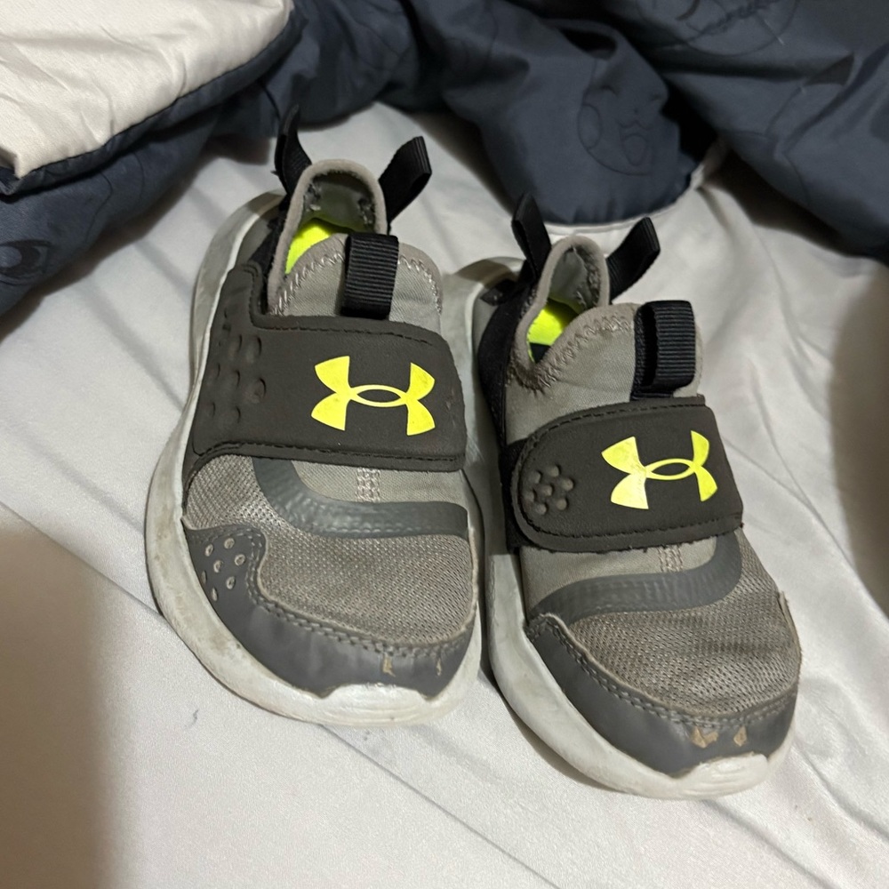 Boys tennis shoes